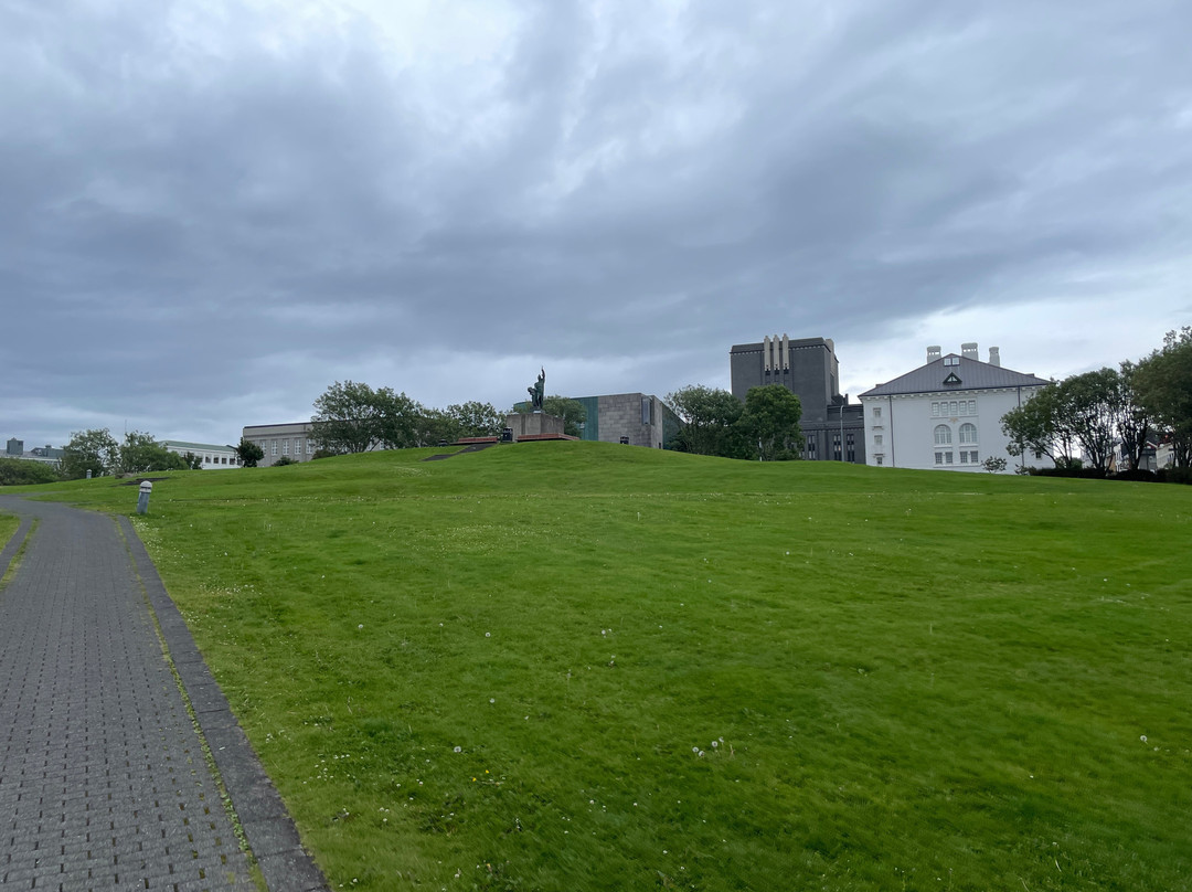 Arnarholl Statue-雷克雅未克必去景点