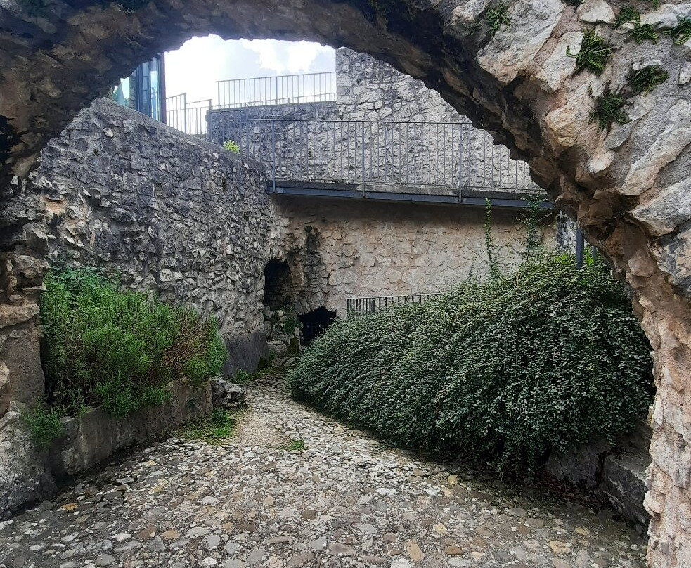 Castello Monumentale-Barrea必去景点