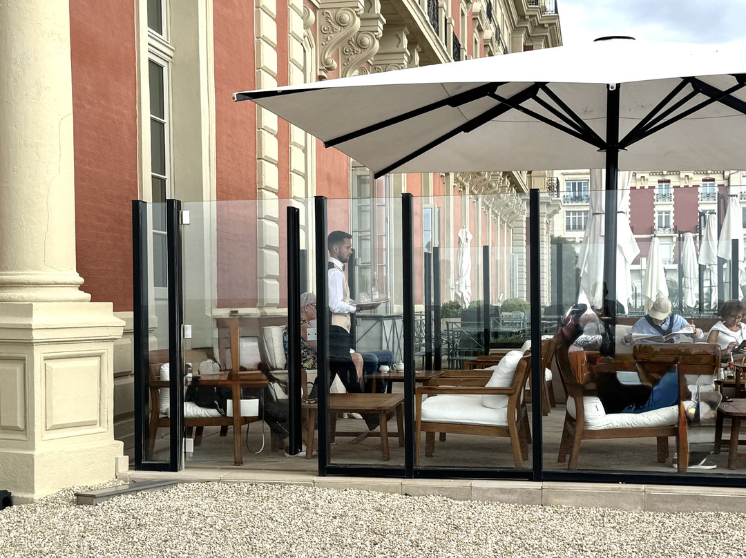 巴拉斯酒店主图