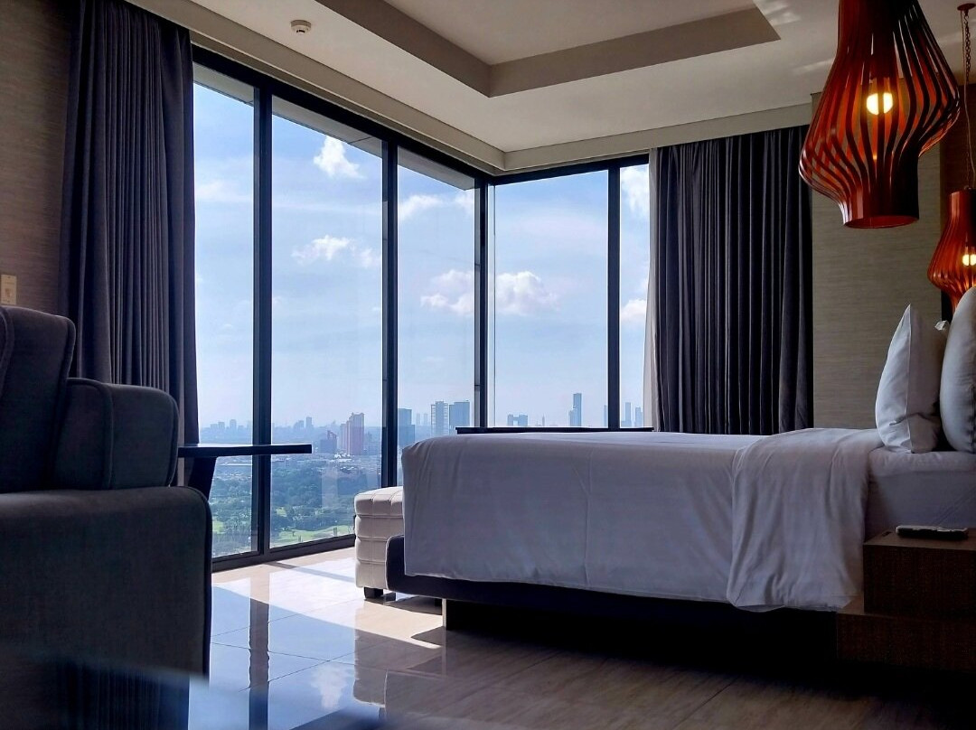 Whiz Luxe Hotel Spazio Surabaya主图