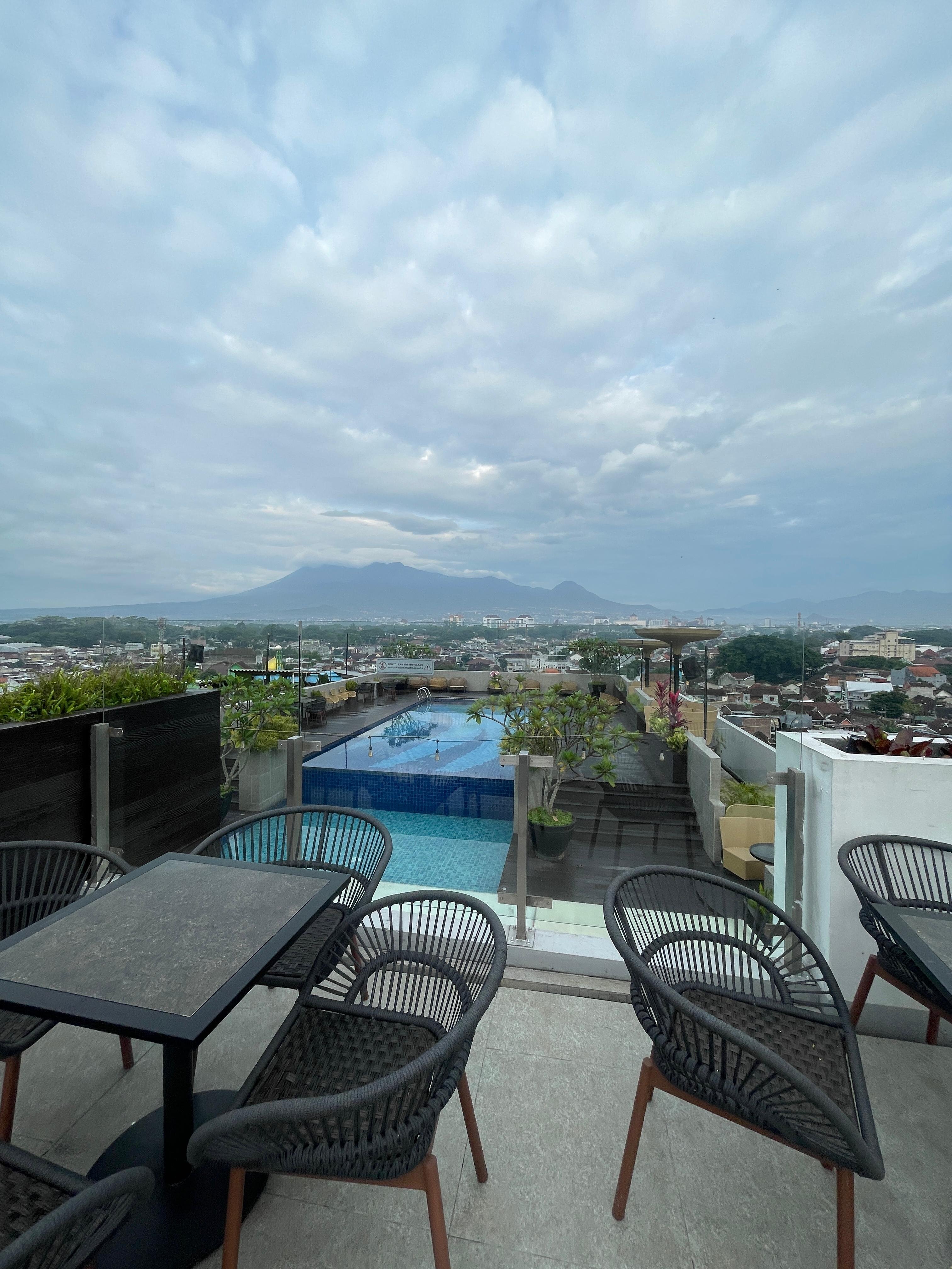 Ascent Hotel & Cafe Malang-泳池