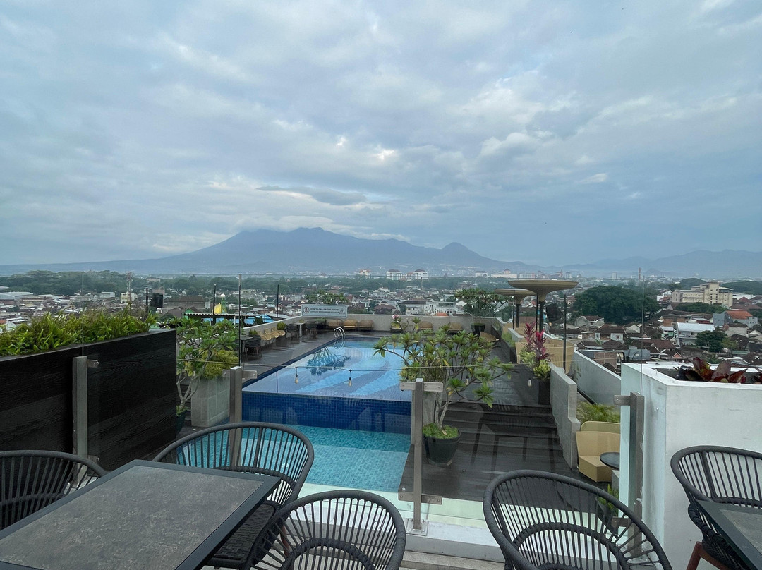 Ascent Hotel & Cafe Malang主图