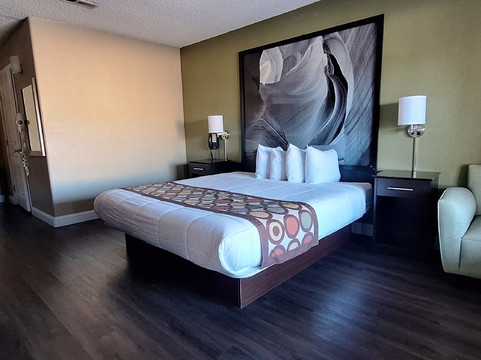 瑙-市中心温德姆速8酒店及会议中心主图