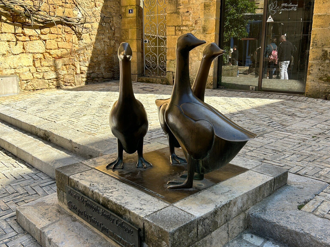 Statues des Trois Oies-萨尔拉必去景点