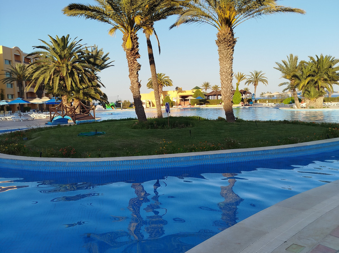 努尔海水浴皇宫度假酒店主图