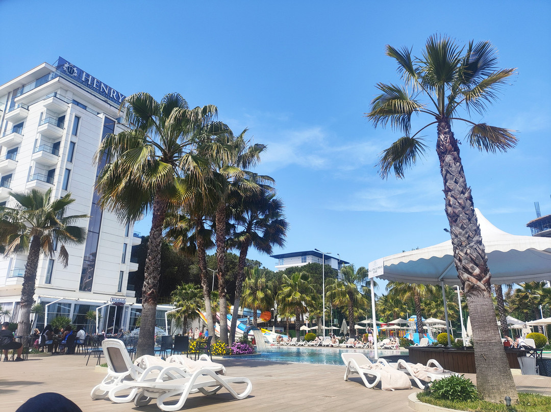 Henry Resort & Spa