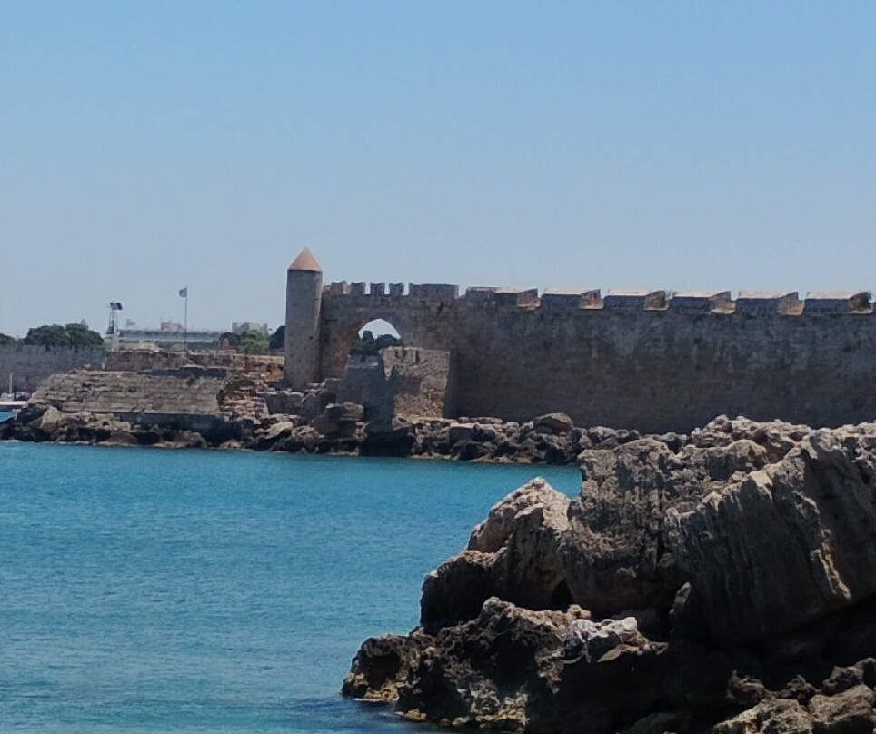 Mandraki Harbour-罗德城必去景点