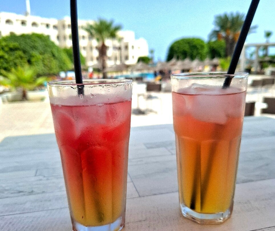 蕊花海滩度假酒店主图
