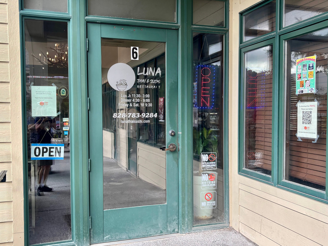 Luna Thai & Sushi Restaurant
