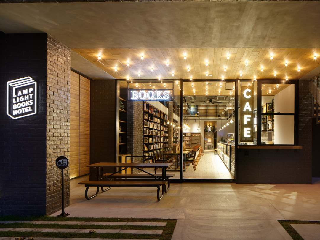 福冈灯光图书酒店