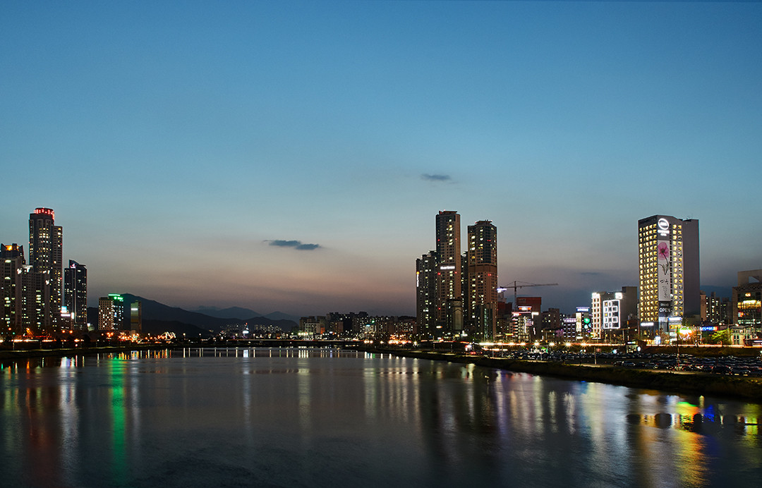 河畔酒店主图
