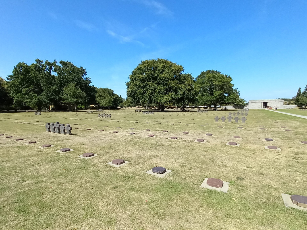 La Cambe German War Cemetery-La Cambe必去景点