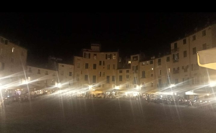 Piazza Anfiteatro-卢卡必去景点