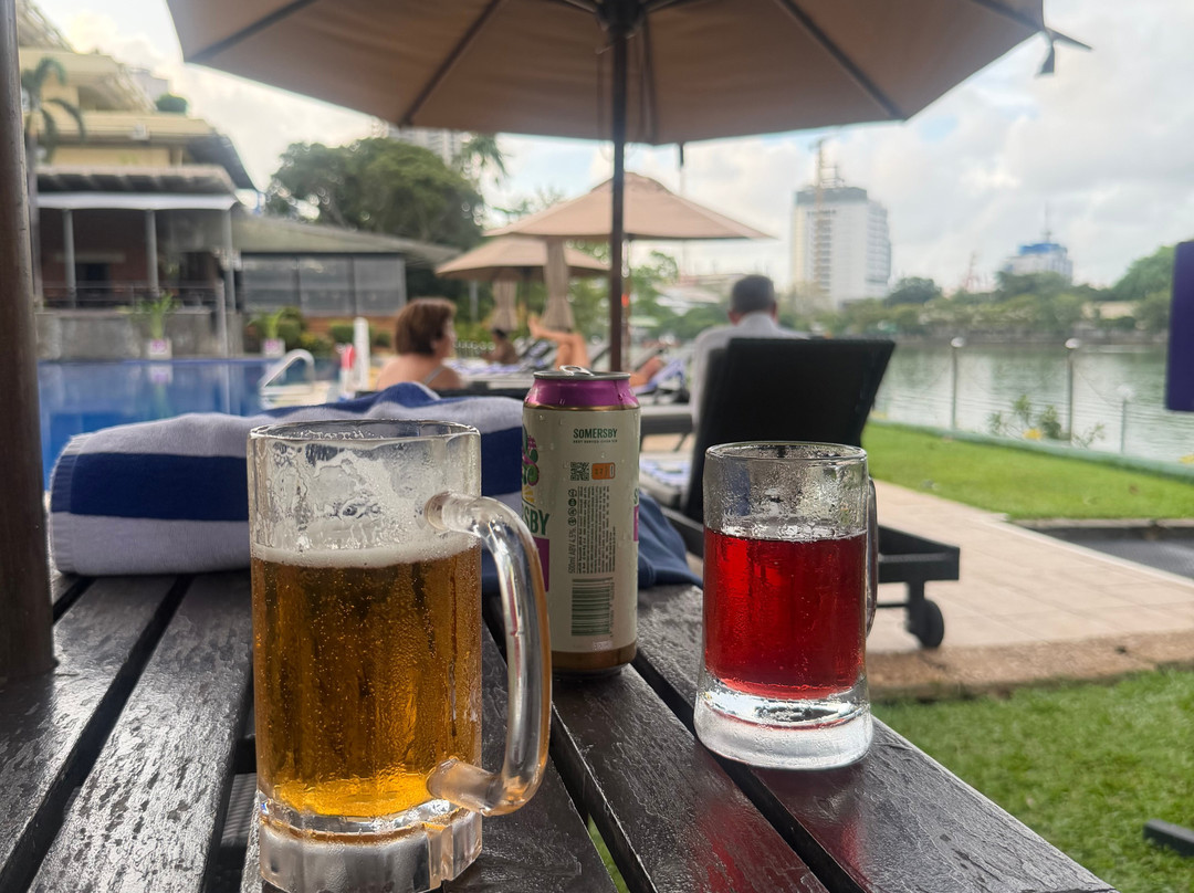 辛纳蒙湖畔酒店主图