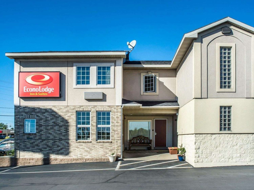 Econo Lodge Inn & Suites Airport