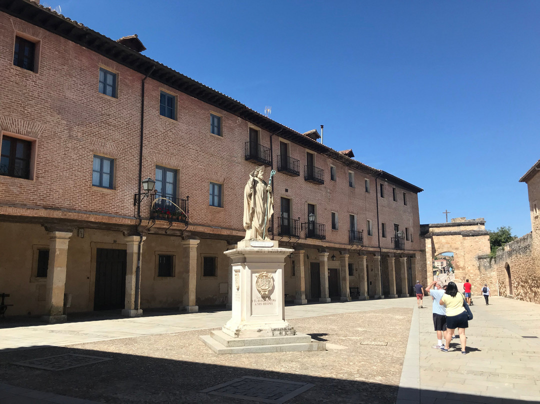 Estatua De San Pedro De Osma景点图片