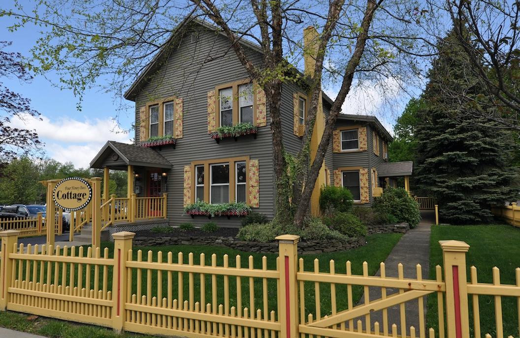 South Wales旅游景点-Four Honey Bees Cottage