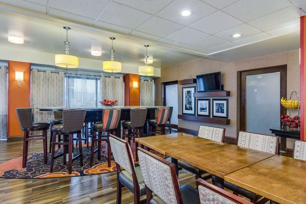 约翰逊城希尔顿恒庭酒店主图