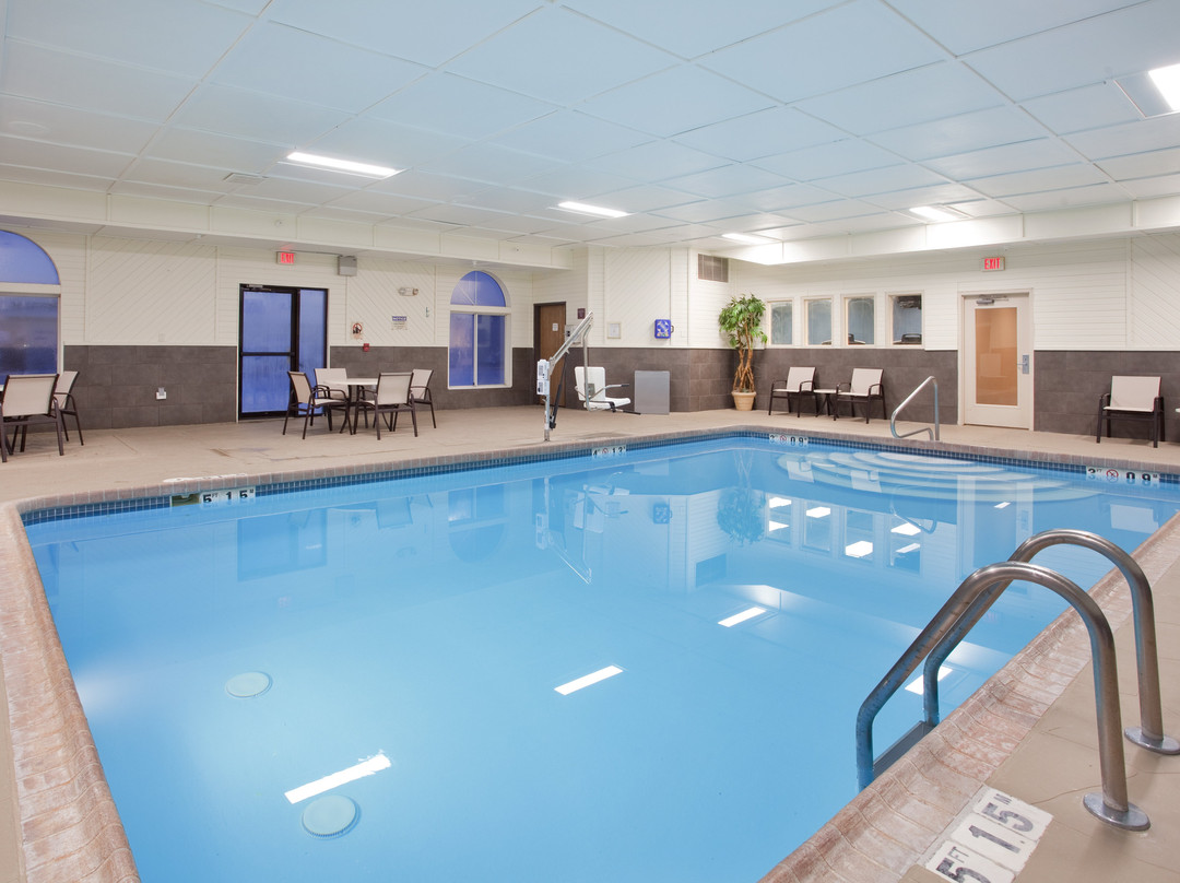 比阿特丽斯快捷假日&套房酒店主图