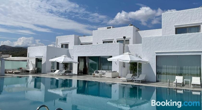 Villa Elia Waterfront Suites & Pool
