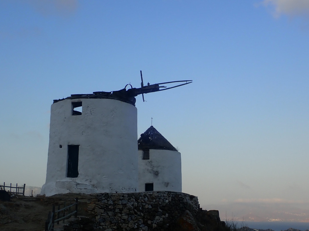 The Windmills at Tripodes景点图片
