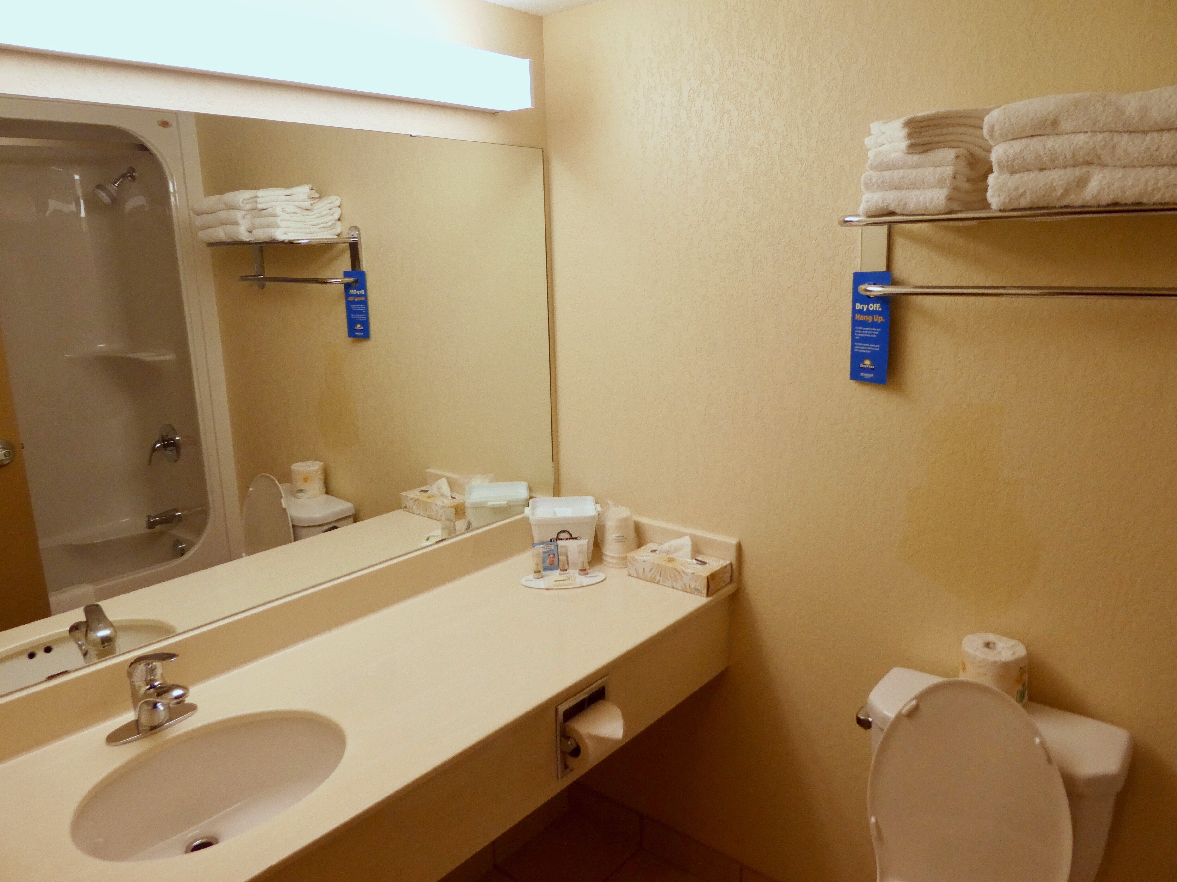 Days Inn & Suites by Wyndham Thompson-浴室