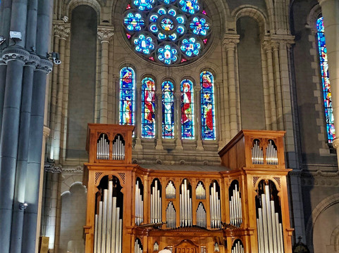 Basilique Saint Louis Marie Grignion de Montfort-Saint-Laurent-sur-Sevre必去景点