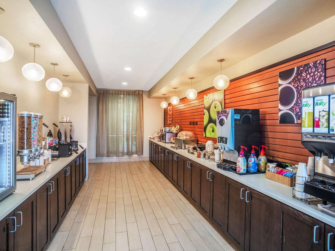 La Quinta Inn & Suites by Wyndham Beeville主图