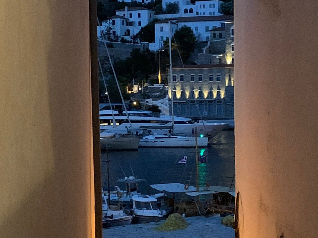 Douskos Port House主图