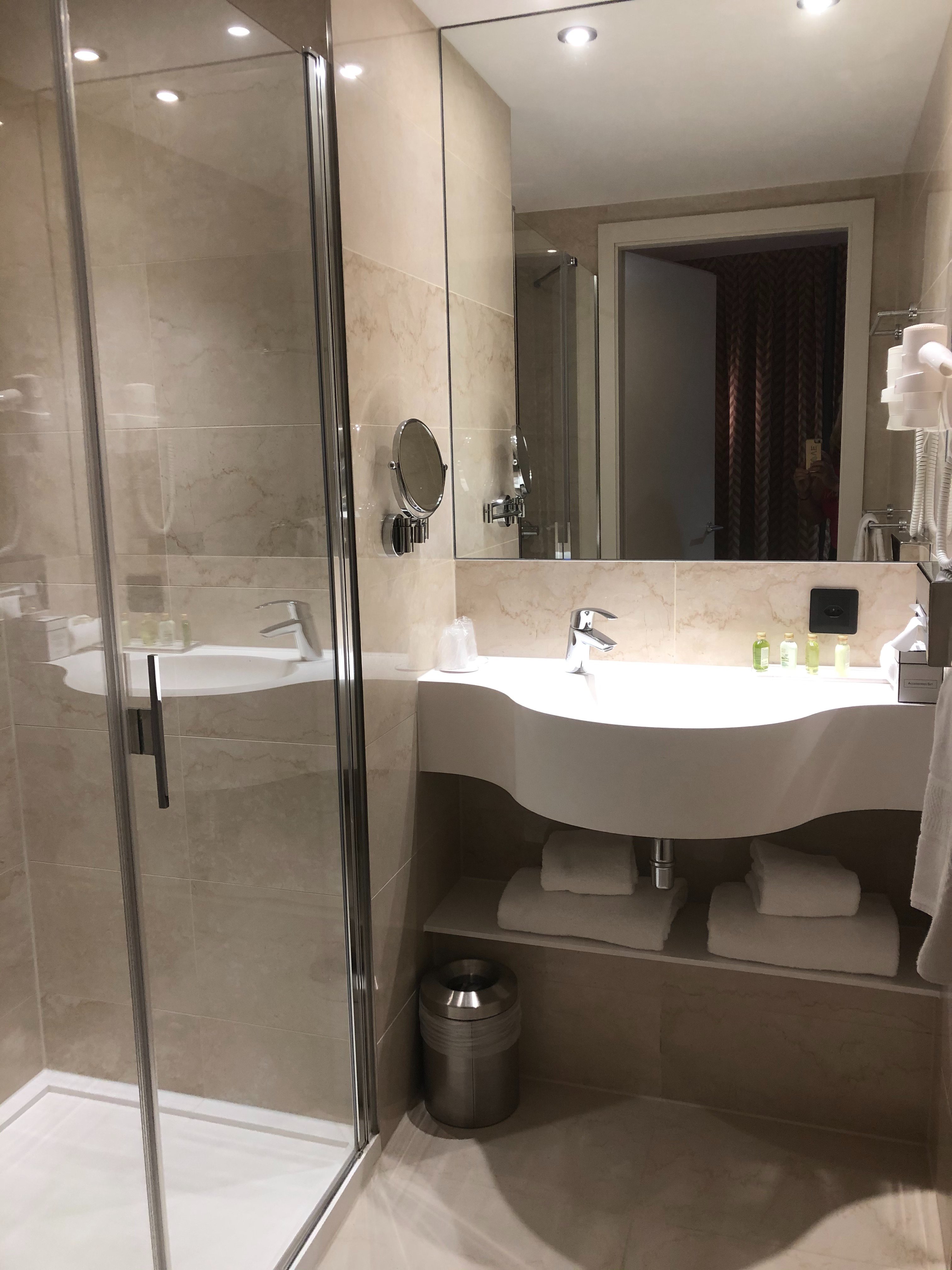 Nash Suites Hotel-浴室
