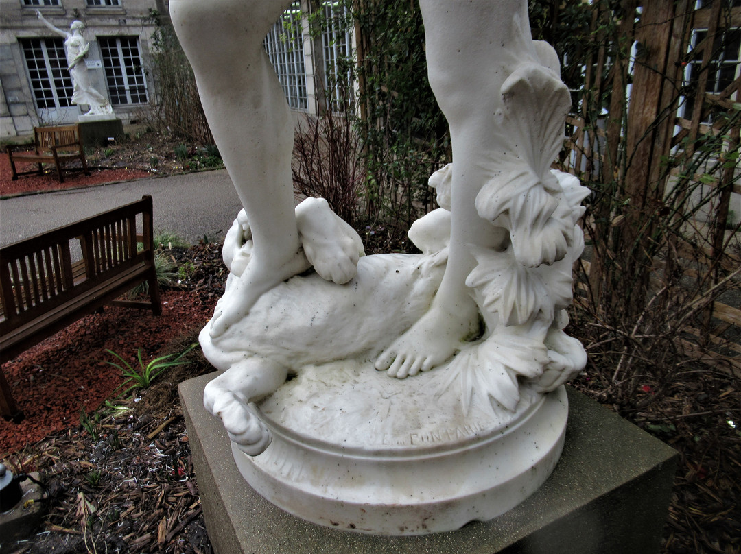 Femme nue debout son bras gauche levé