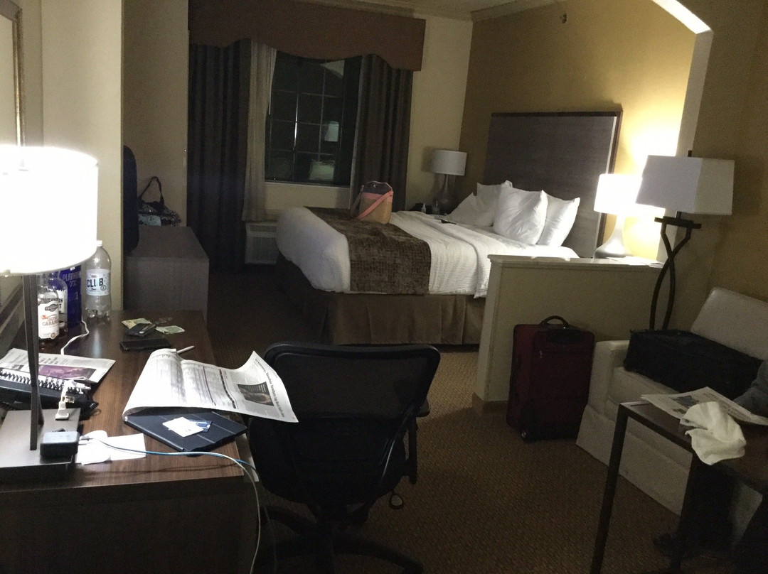 科洛尼皇冠贝斯特韦斯特优质套房酒店主图