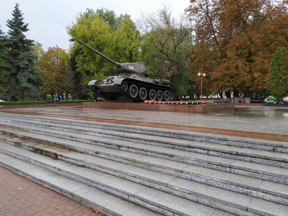 Tank Monument on the tomb of General B.S.Baharova-Bobrujsk必去景点