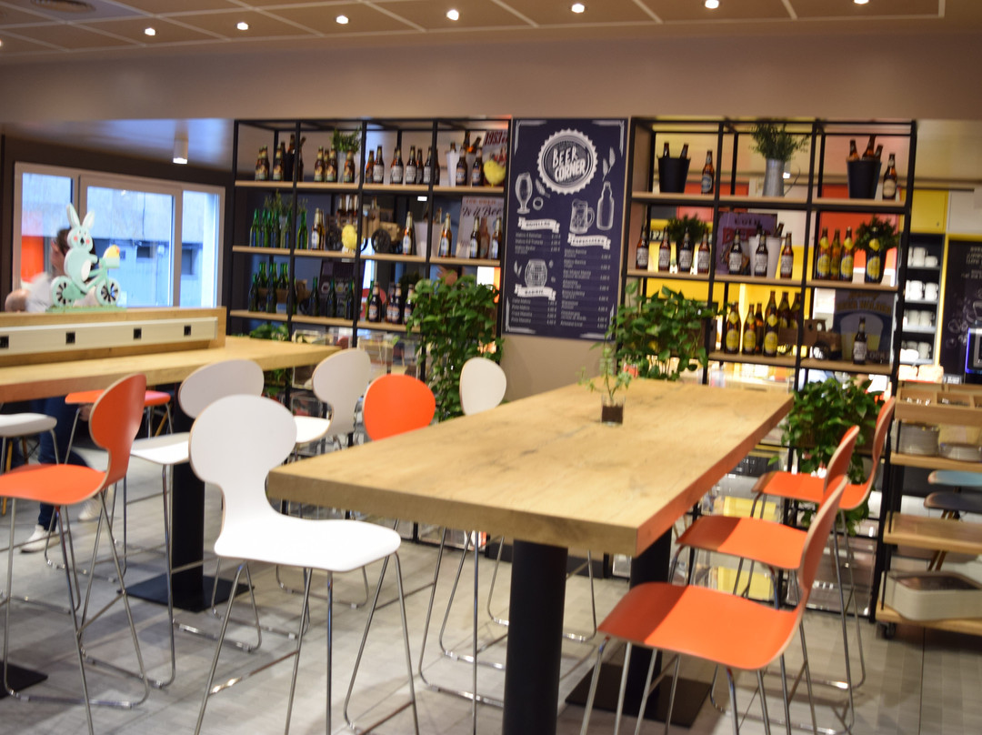 宜必思萨拉蔓卡酒店主图