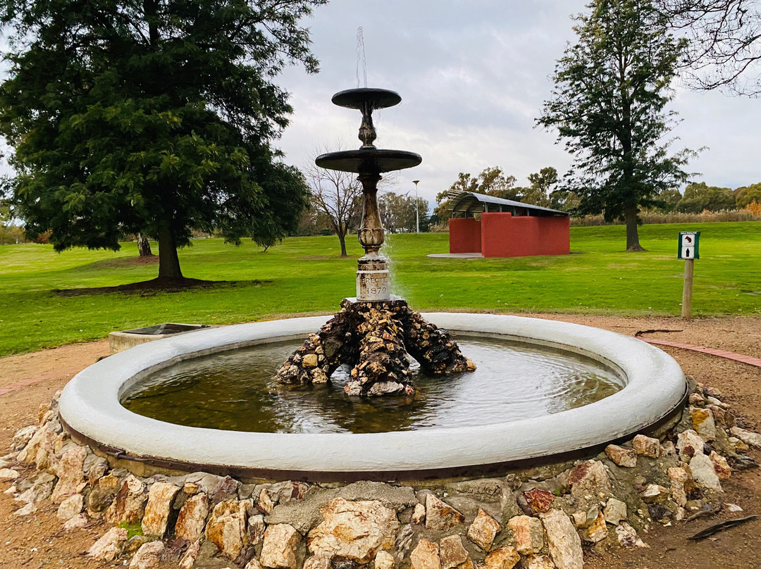 The Chiltern Park Fountain景点图片