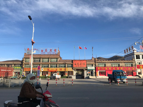 当雄白马酒店主图