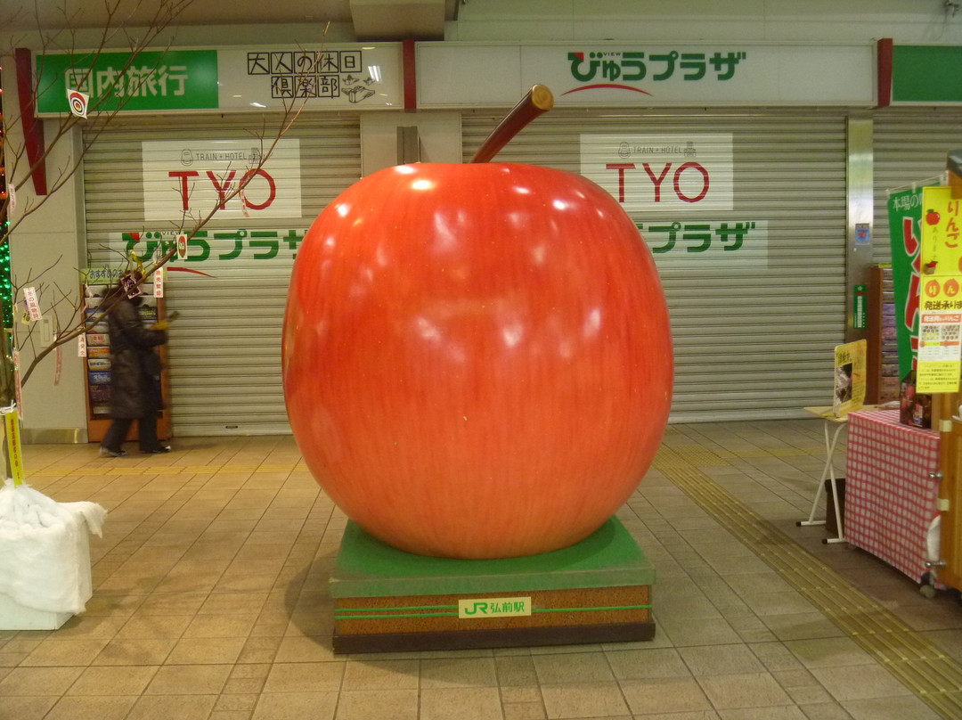 Kenko to Biyo ni Hirosaki Ringo Statue-弘前市必去景点