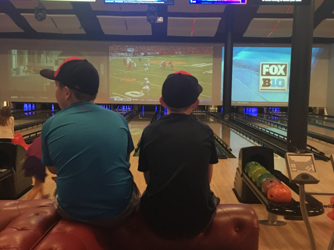 Frank's Theatres Cinebowl & Grill-卡瑞必去景点