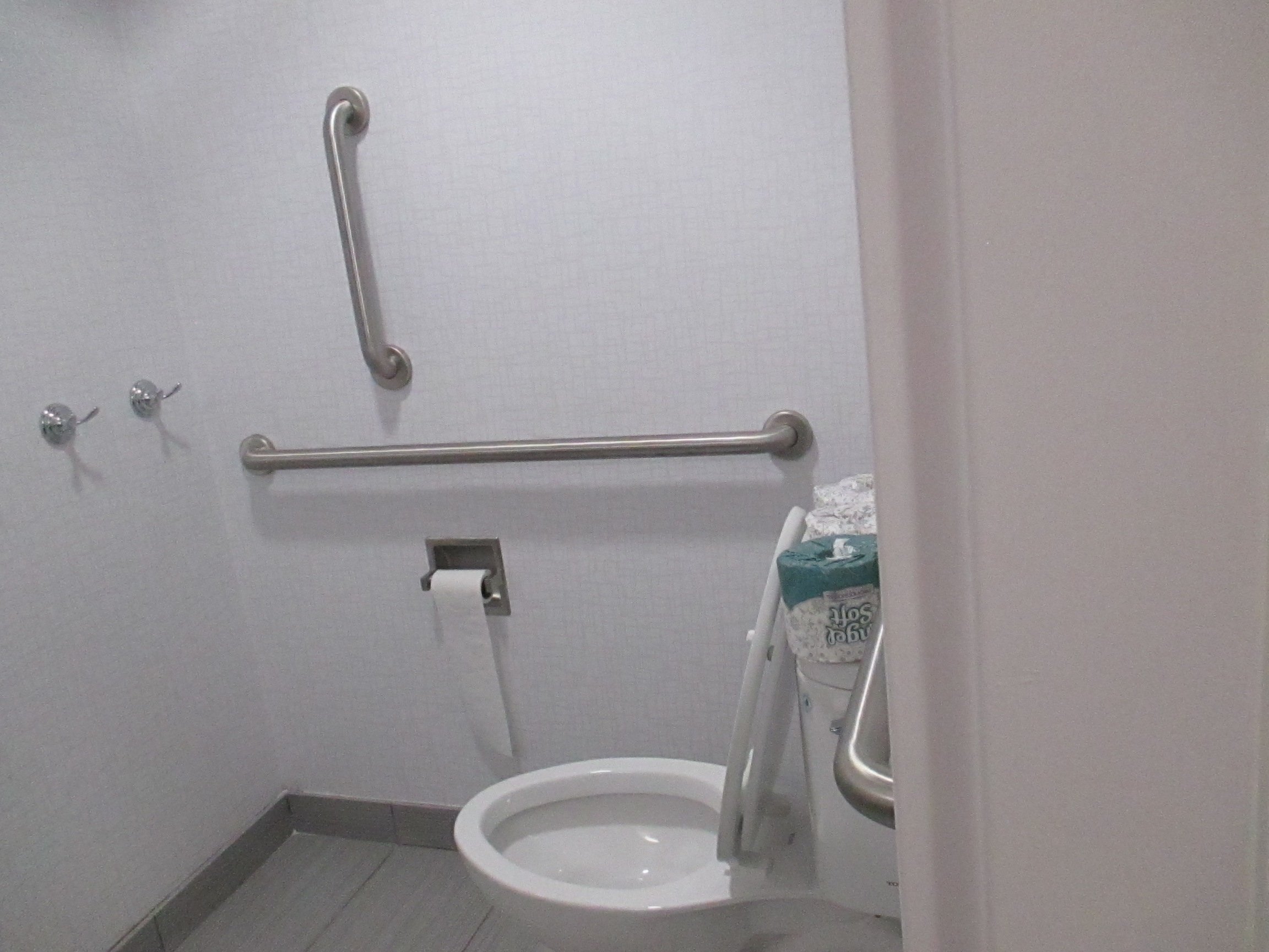Home2 Suites by Hilton Blue Ash Cincinnati-浴室