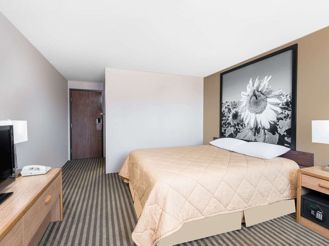 Super 8 by Wyndham Bowman主图