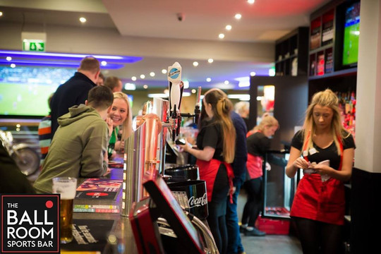 The Ball Room Sports Bar & Pool Hall-丹弗姆林必去景点