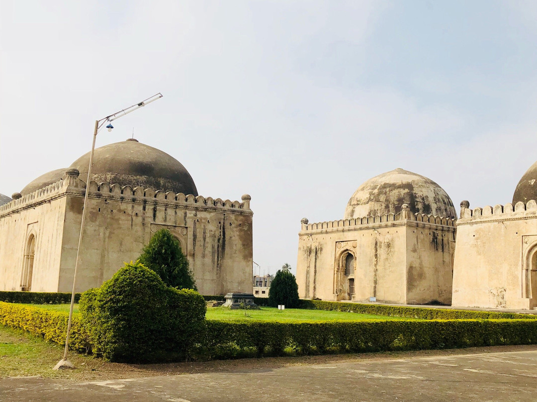 The Haft Gumbaz Tomb景点图片
