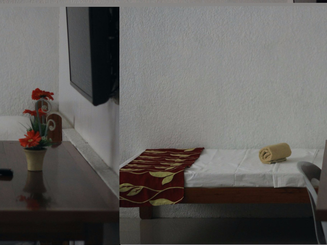 Mom's Small Hotel & Restaurant主图