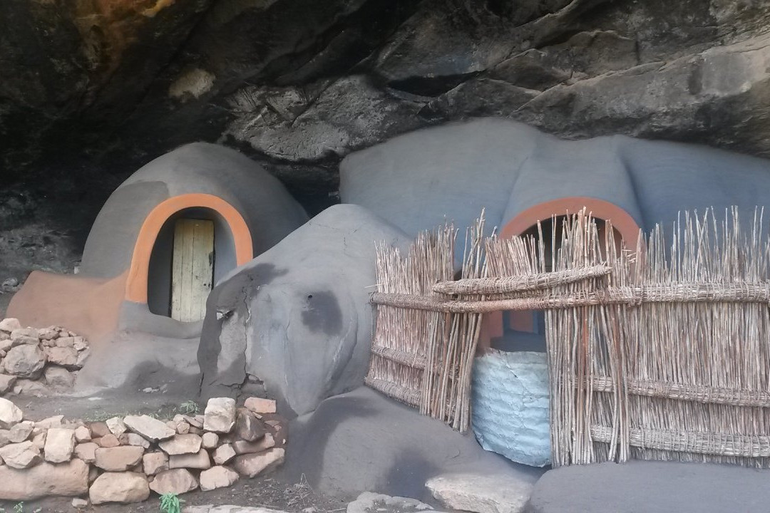 Ha Kome Cave Houses景点图片