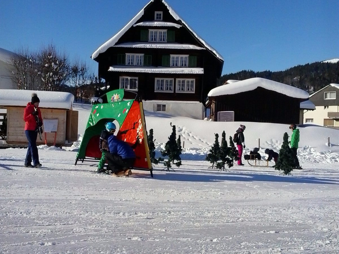 Winter Kinderland mit Karussell und Zauberteppich景点图片