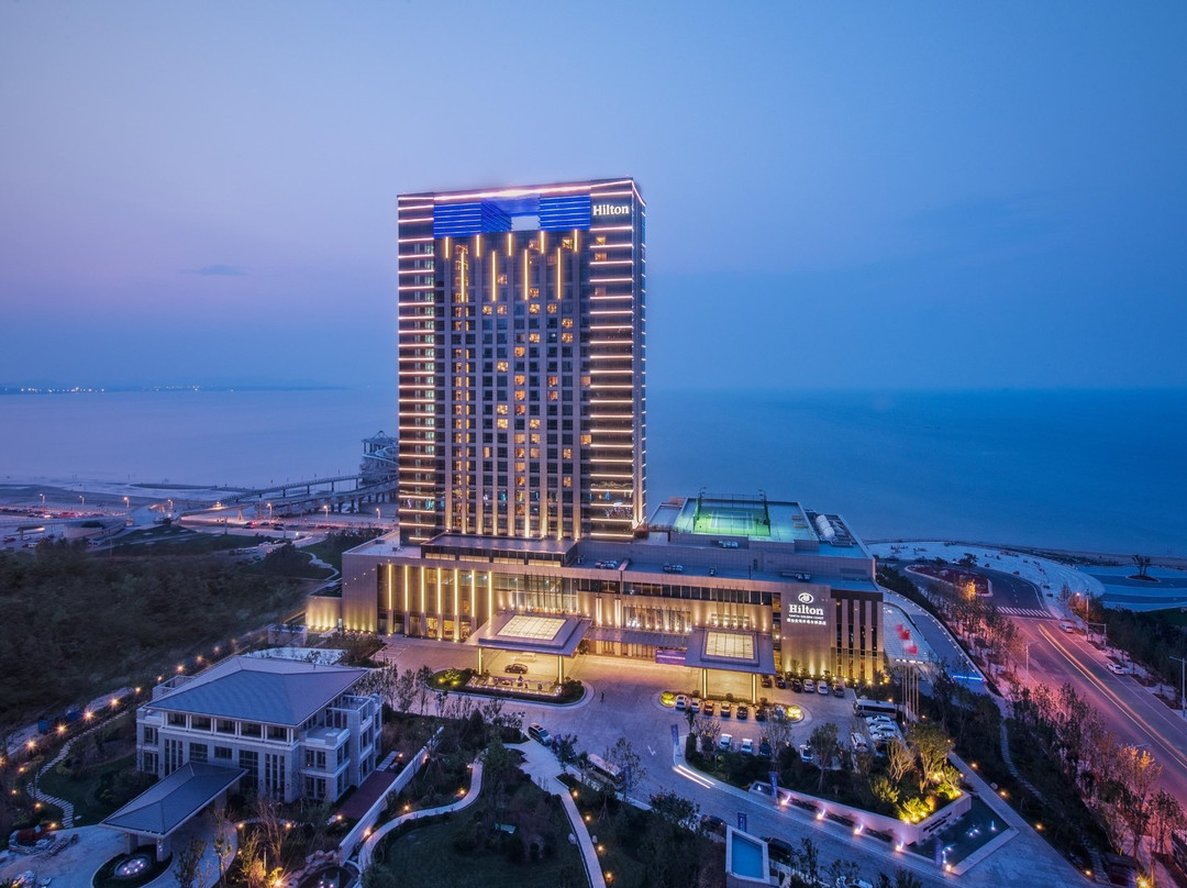 烟台金海岸希尔顿酒店主图