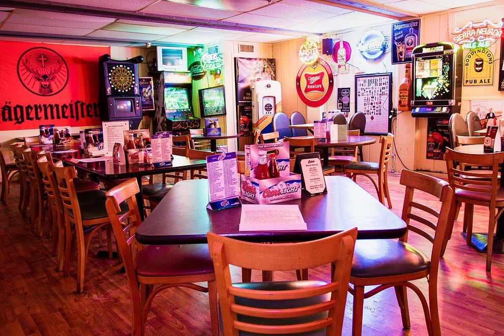 Wildwood餐馆和美食-BAKE'S Sports Theme Restaurant