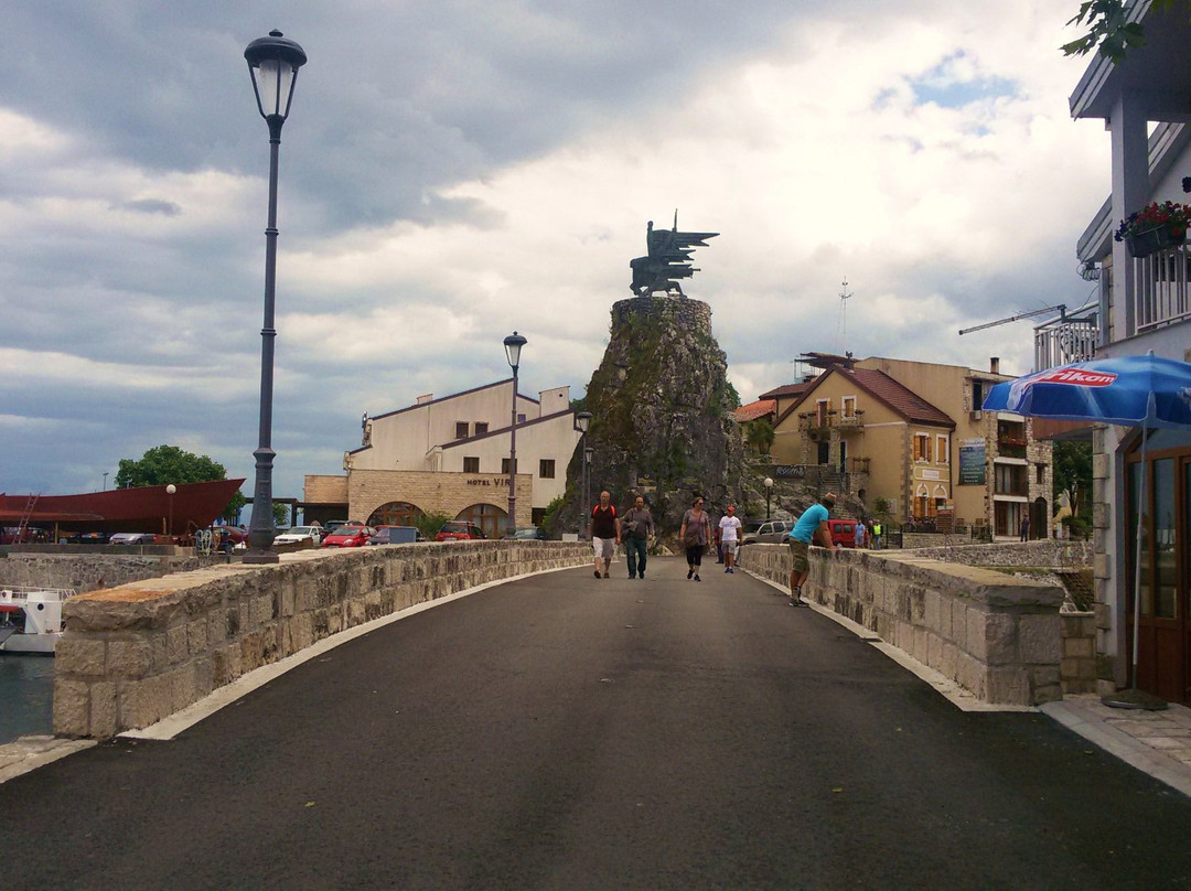 Macuge旅游景点-Monument to the Partizans and Heroes of the World War II