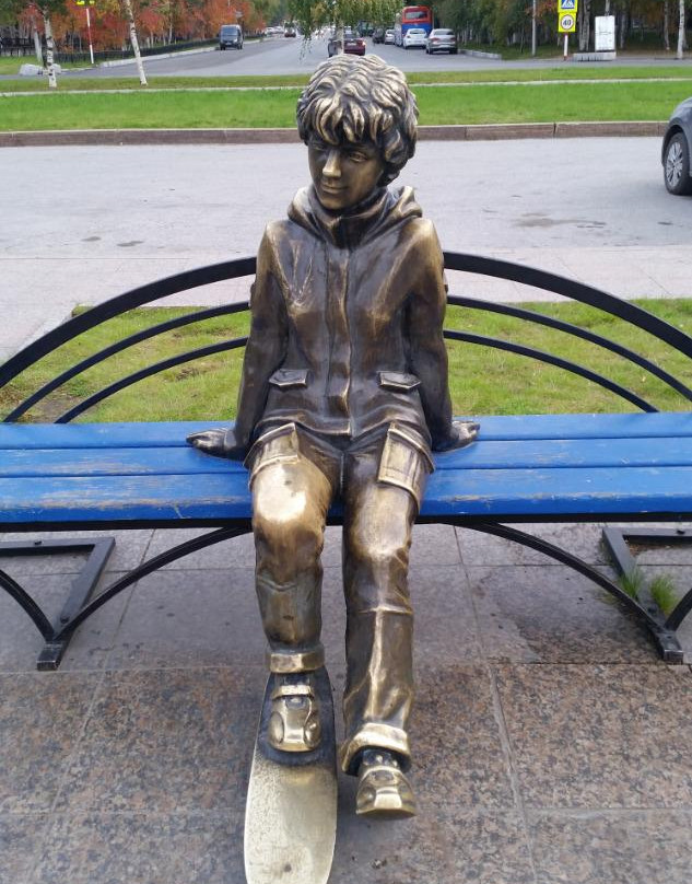 Sculpture The Girl With Skateboard-Nizhnevartovsk必去景点