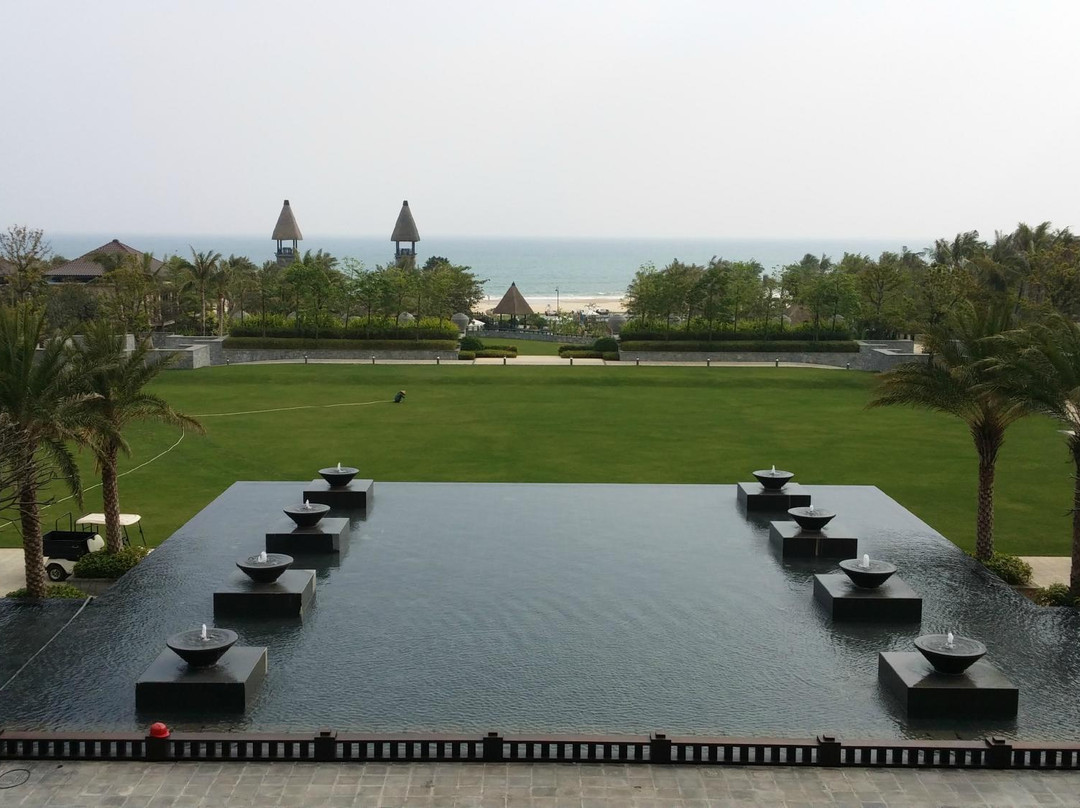 海南清水湾雅居乐莱佛士酒店主图